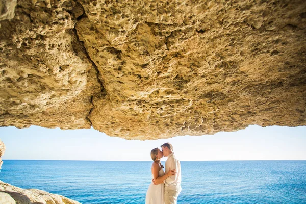 Vacanze estive, persone, amore e incontri concetto - felice coppia abbracciare e baciare a sfondo mare estivo — Foto Stock