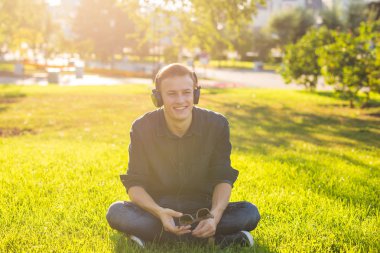 parkta genç adam müzik dinlemek