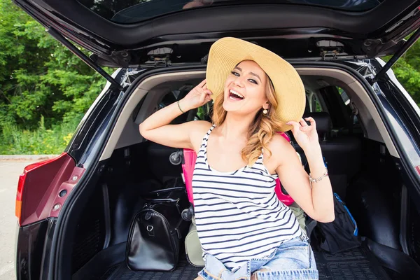 Sommerurlaub Auto Roadtrip Freiheit Konzept. Glückliche Frau jubelt fröhlich bei Urlaubsreise mit Auto. — Stockfoto