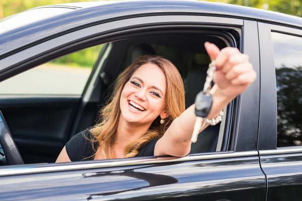 Junge Frau bekommt ihren Autoschlüssel. Konzept des Mietwagens oder Autokaufs — Stockfoto