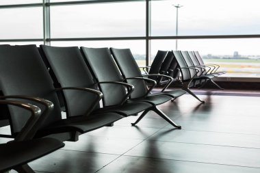 Sandalyeli boş havaalanı bekleme alanı.