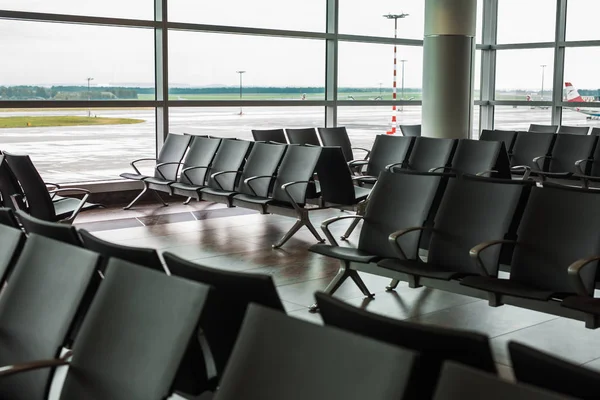 Terminal aéroport vide salle d'attente avec chaises. — Photo