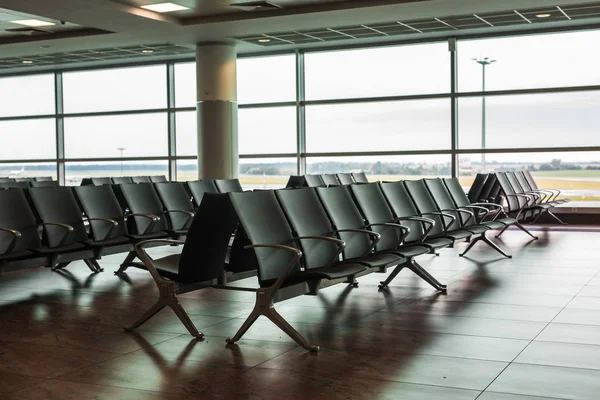 Salón contemporáneo con asientos en el aeropuerto —  Fotos de Stock