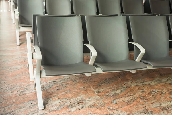 Terminal aéroport vide salle d'attente avec chaises. — Photo