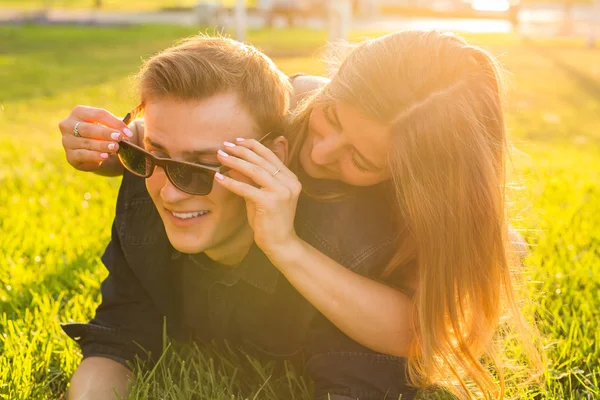 Jovem casal adolescente se divertir em um prado — Fotografia de Stock