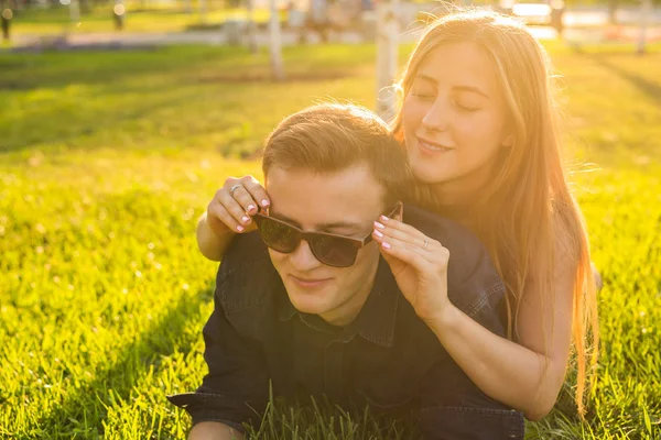 Jovem casal adolescente se divertir em um prado — Fotografia de Stock