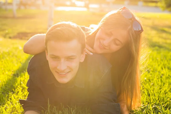 Hermosa joven feliz pareja divirtiéndose en la hierba . —  Fotos de Stock