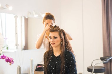 iş günü içinde Güzellik Salonu. Kuaför saç şekillendirme yapar