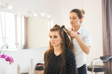 iş günü içinde Güzellik Salonu. Kuaför saç şekillendirme yapar