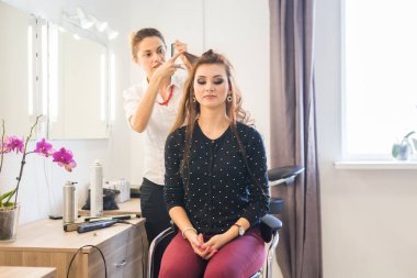 Güzellik ve insanlar kavramı - Kuaför Salonu Kuaför olan mutlu kadın.