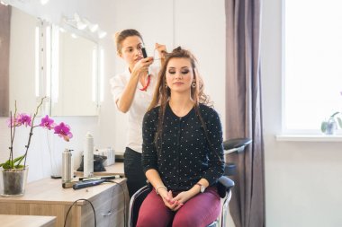 iş günü içinde Güzellik Salonu. Kuaför saç şekillendirme yapar