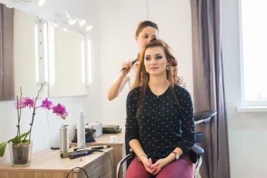 Kuaför Güzellik Salonu kadınlar için saç kesimi yapıyor. Moda ve güzellik kavramı. Olumlu duygu.