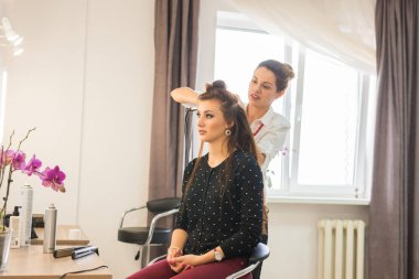 iş günü içinde Güzellik Salonu. Kuaför saç şekillendirme yapar