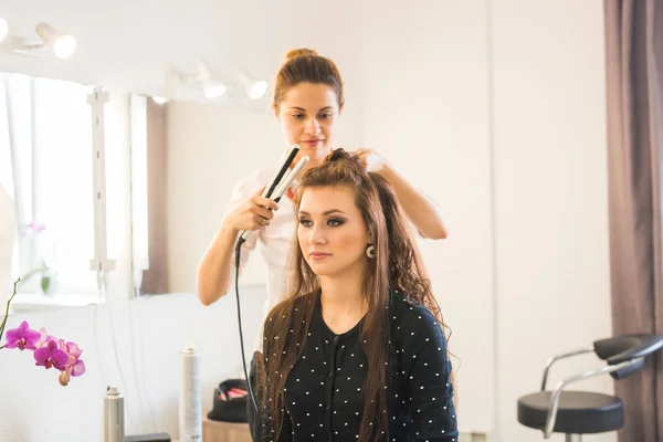 Dia de trabalho dentro do salão de beleza. Cabeleireiro faz estilo de cabelo — Fotografia de Stock