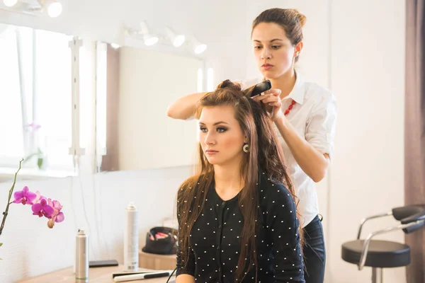 Cabeleireiro fazendo corte de cabelo para mulheres no salão de cabeleireiro. Conceito de moda e beleza. Emoção positiva . — Fotografia de Stock