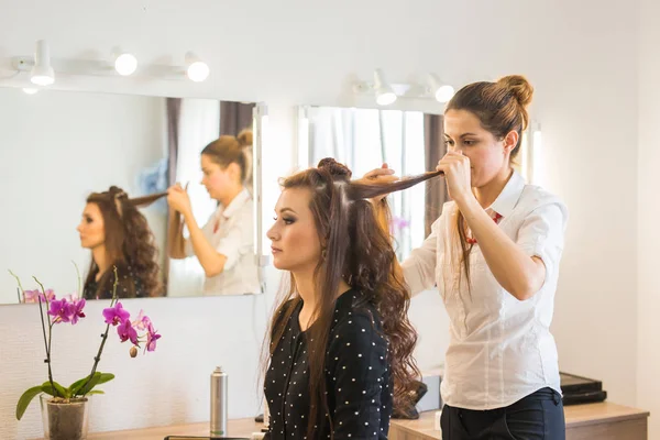 iş günü içinde Güzellik Salonu. Kuaför saç şekillendirme yapar