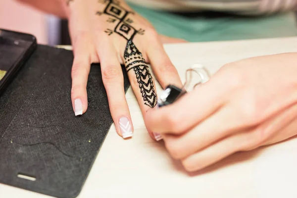 Fiatal nő mehendi művész festés henna a kezét — Stock Fotó