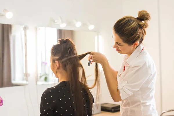 Concept de beauté et de personnes - heureuse jeune femme avec coiffeur au salon de coiffure . — Photo
