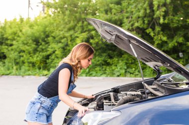 Kırık araba, kaza, duygu şaşkınlık ve insanlar kavramı. Kırık araba ile utandım genç kadın portresi.