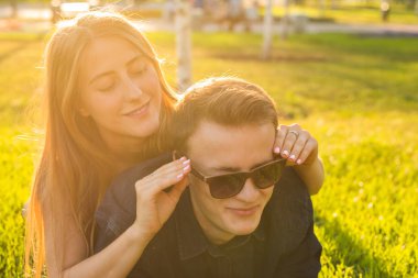 güzel genç mutlu çift çimen eğleniyor.