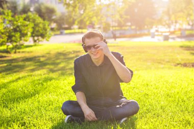 parkta genç adam müzik dinlemek