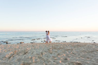 Kumsalda sevgi dolu bir çift