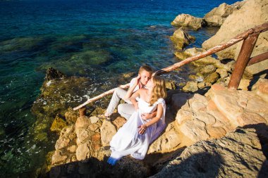 Yaz yaz tatillerini, insanlar, sevgi ve arkadaşlık kavramı - sarılma ve öpüşme, mutlu çift deniz arka plan