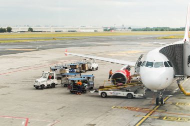 Prague, Çek Cumhuriyeti - 16 Haziran 2017: Vaclav Havel Prag Uluslararası Havaalanı, Ruzyne, Çek Republic.Passengers Bagaj uçağa yükleniyor. Çek Cumhuriyeti'nde havaalanında uçak..