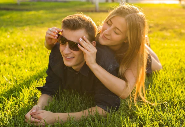 Jovem casal adolescente se divertir em um prado — Fotografia de Stock