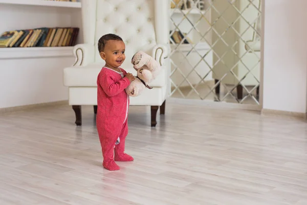 Feliz niño jugando con su osito de peluche —  Fotos de Stock