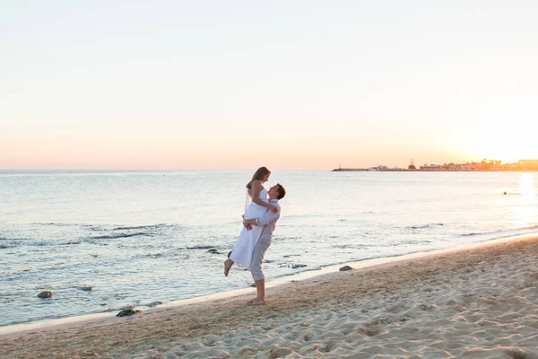 Casal amoroso na praia — Fotografia de Stock