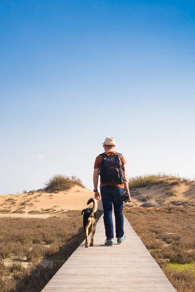 Estilo de vida al aire libre imagen de hombre viajero con perro lindo. Concepto turístico . — Foto de Stock