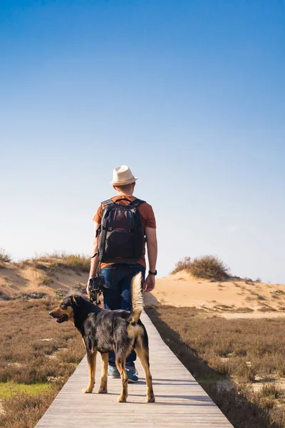Estilo de vida al aire libre imagen de hombre viajero con perro lindo. Concepto turístico . — Foto de Stock