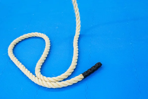 Gros plan d'une corde de combat sur une salle de gym. Appareils de sport et fitness . — Photo