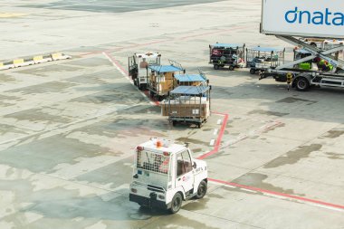 Prague, Çek Cumhuriyeti - 16 Haziran 2017: Vaclav Havel Prag Uluslararası Havaalanı, Ruzyne, Çek Republic.Passengers Bagaj uçağa yükleniyor. Çek Cumhuriyeti'nde havaalanında uçak..