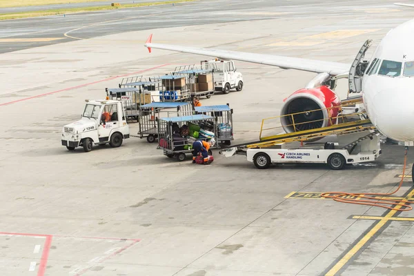 PRAGA, REPÚBLICA CHECA - 16 DE JUNIO DE 2017: Vaclav Havel Aeropuerto Internacional de Praga, Ruzyne, República Checa. Aviones en el aeropuerto de República Checa .. —  Fotos de Stock