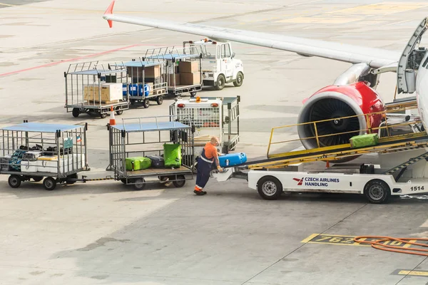Prag, Tjeckien - 16 juni 2017: Vaclav Havel Prags internationella flygplats, Ruzyne, tjeckiska Republic.Passengers bagage lastning i plan. Flygplan på flygplatsen i Tjeckien. — Stockfoto