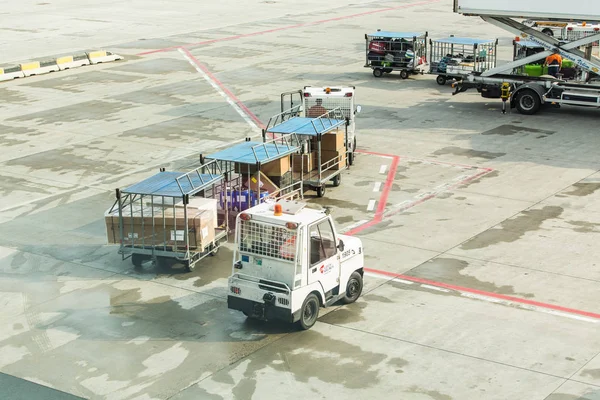 PRAGA, REPÚBLICA CHECA - 16 DE JUNIO DE 2017: Vaclav Havel Aeropuerto Internacional de Praga, Ruzyne, República Checa. Pasajeros carga de equipaje en el avión —  Fotos de Stock