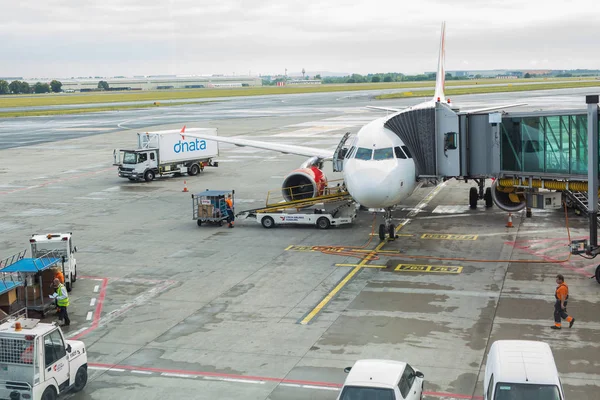 Prag, Tjeckien - 16 juni 2017: Vaclav Havel Prags internationella flygplats, Ruzyne, Tjeckien. Passagerare bagage lastning i plan — Stockfoto