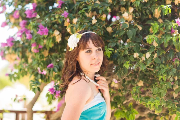Portrait de mode en plein air style d'été de jeune belle femme visage frais souriant sur l'île tropique s'amuser en vacances en robe bleue — Photo