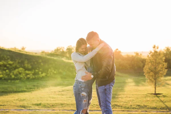 Donna incinta con marito in natura — Foto Stock