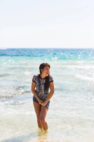 Sexy verano al aire libre playa mar vacaciones retrato de bronceado caliente hermosa chica deportiva en túnica — Foto de Stock