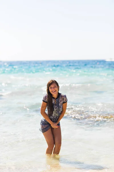Sexy verano al aire libre playa mar vacaciones retrato de bronceado caliente hermosa chica deportiva en túnica — Foto de Stock