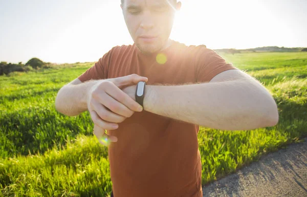 Deportista comprobando su pulso en el rastreador de reloj inteligente — Foto de Stock