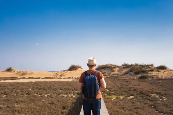 Estilo de vida al aire libre imagen del hombre viajero vista trasera. Concepto turístico . — Foto de Stock