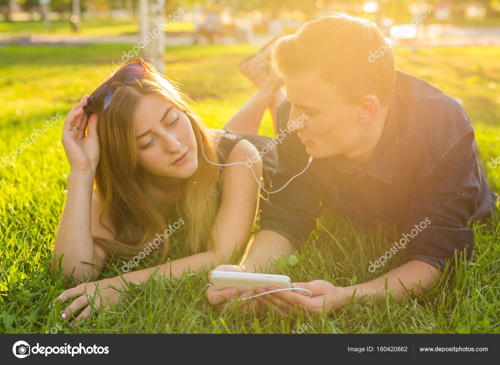 семья на природе. проблемы в постели. дружба в троём. поцелуй на прощание. красивый умный парень.