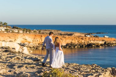 Sahilde güzel genç çift ellerimi