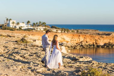 Genç Beach yaz tatili, sahil deniz okyanus tatil seyahat yürüyen kadın ve erkek gülümseyen mutlu çift