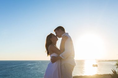 Çift kucaklayan ve birbirlerine karşı okyanus plaj öpüşme