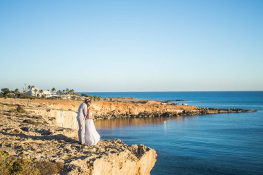 Genç Beach yaz tatili, sahil deniz okyanus tatil seyahat yürüyen kadın ve erkek gülümseyen mutlu çift